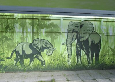 Esimerkki muraalimaalauksesta jossa elefantteja.