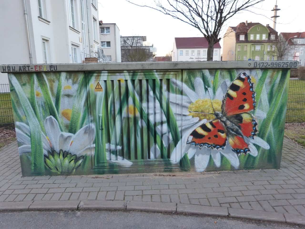 Esimerkki muraalimaalauksesta jossa perhonen.